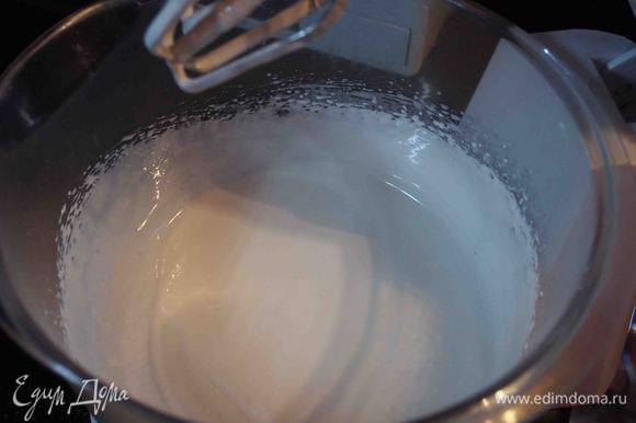 Выпекать 10-15 минут при температуре 180°С. Пока пряничные человечки остывают, взбить в крутую глазурь яичный белок и сахарную пудру.