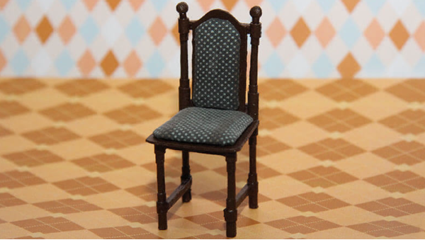 Кукольный стул может выглядеть совсем как настоящий. Для этого потребуется только немного терпения и любые подручные материалы