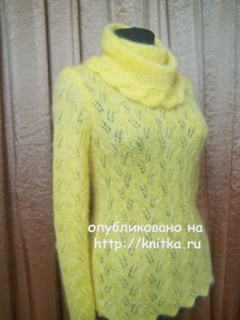 Желтый свитер спицами связан из мохера