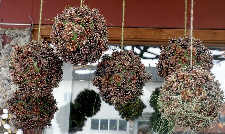подвесные шары из шишек
