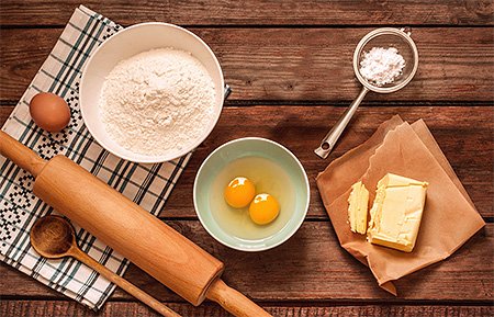 По рецепту для приготовления Пряничного Человечка понадобятся яйца, мука, масло и сахар