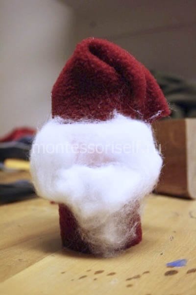 Украшаем Деда Мороза ватой и тканью