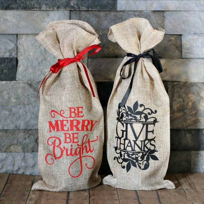 Мешочки для шампанского из натуральных тканей, имитирующие новогодний мешок с подарками