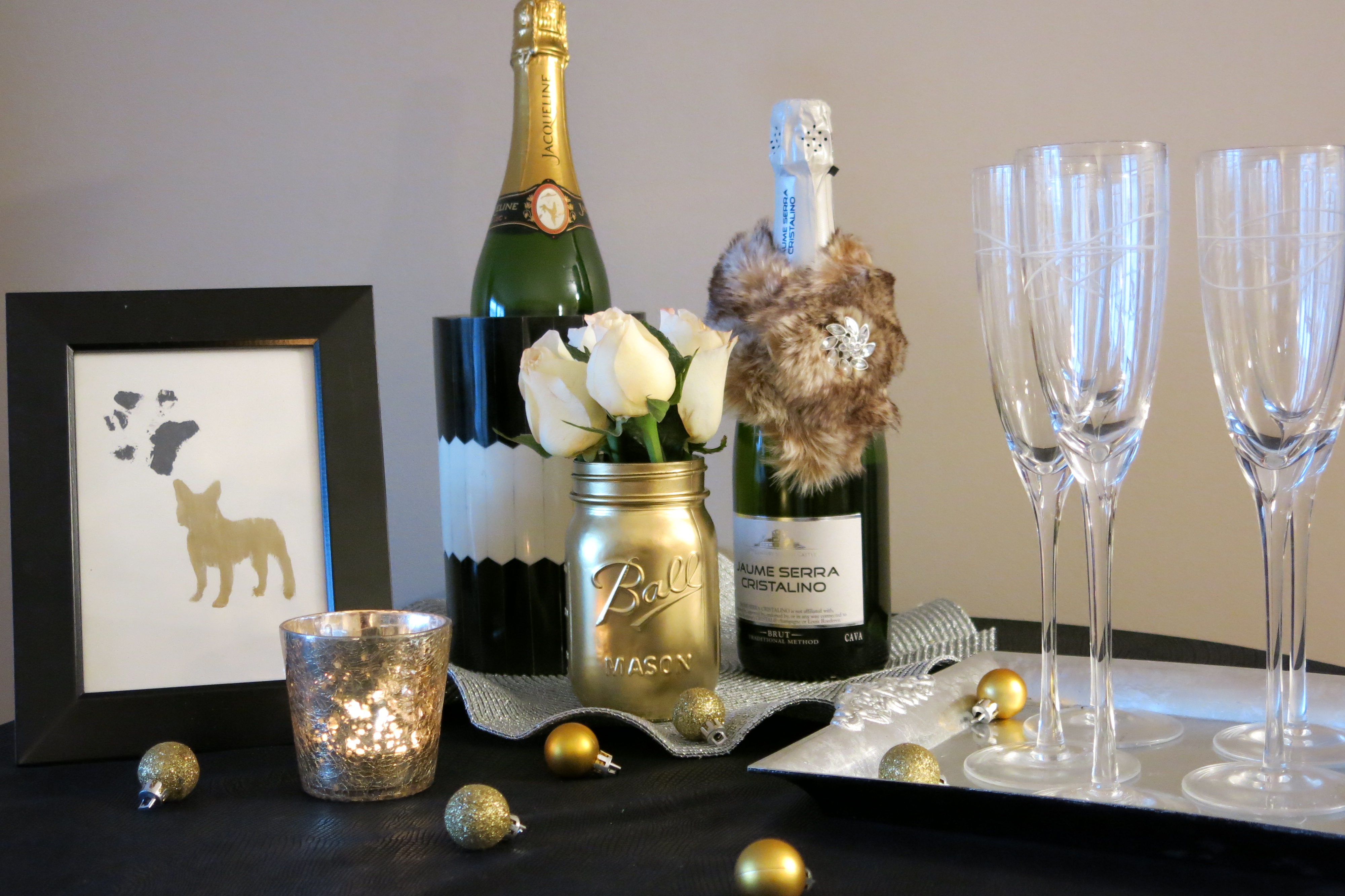 Новогодний декор бутылки шампанского мехом