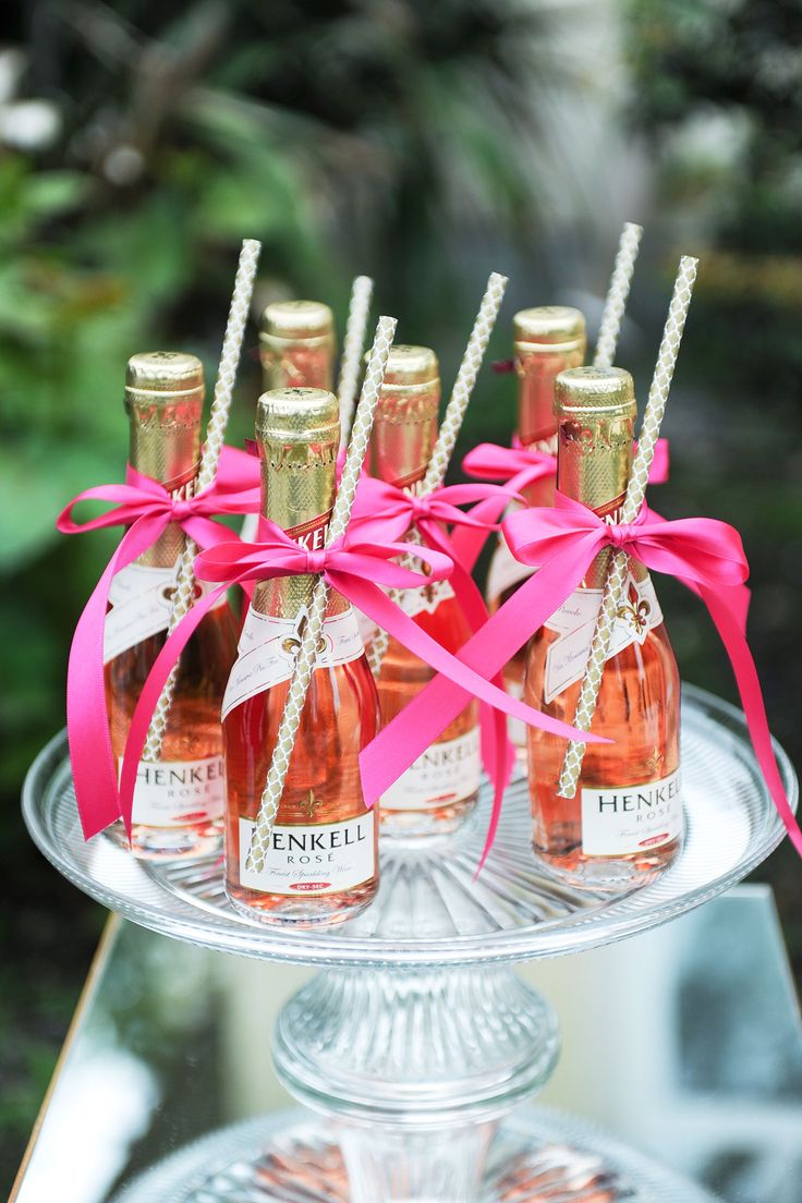 Новогодний декор бутылки розового шампанского