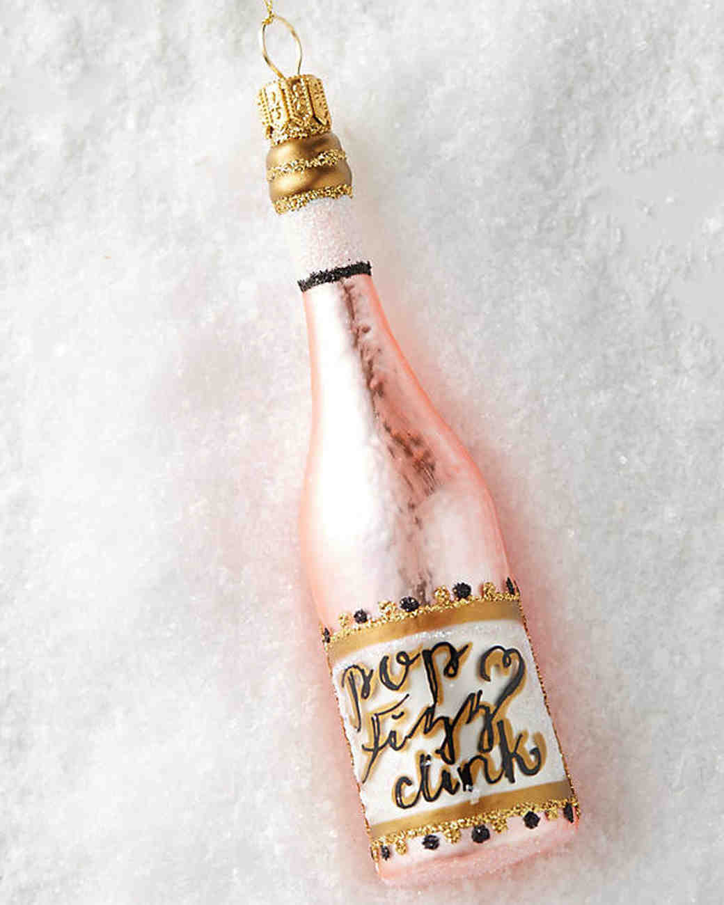 Новогодний декор бутылки шампанского в розовом цвете
