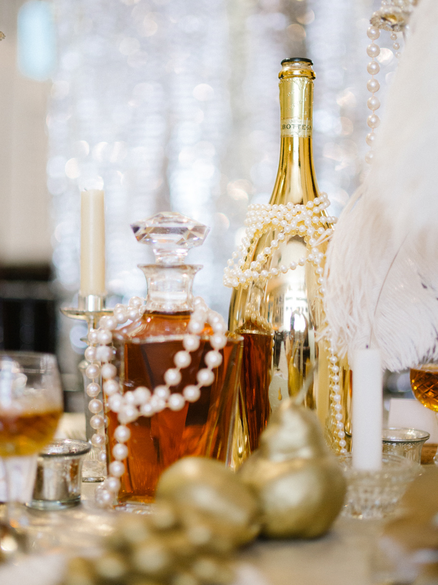 Новогодний декор бутылки шампанского в золотом цвете