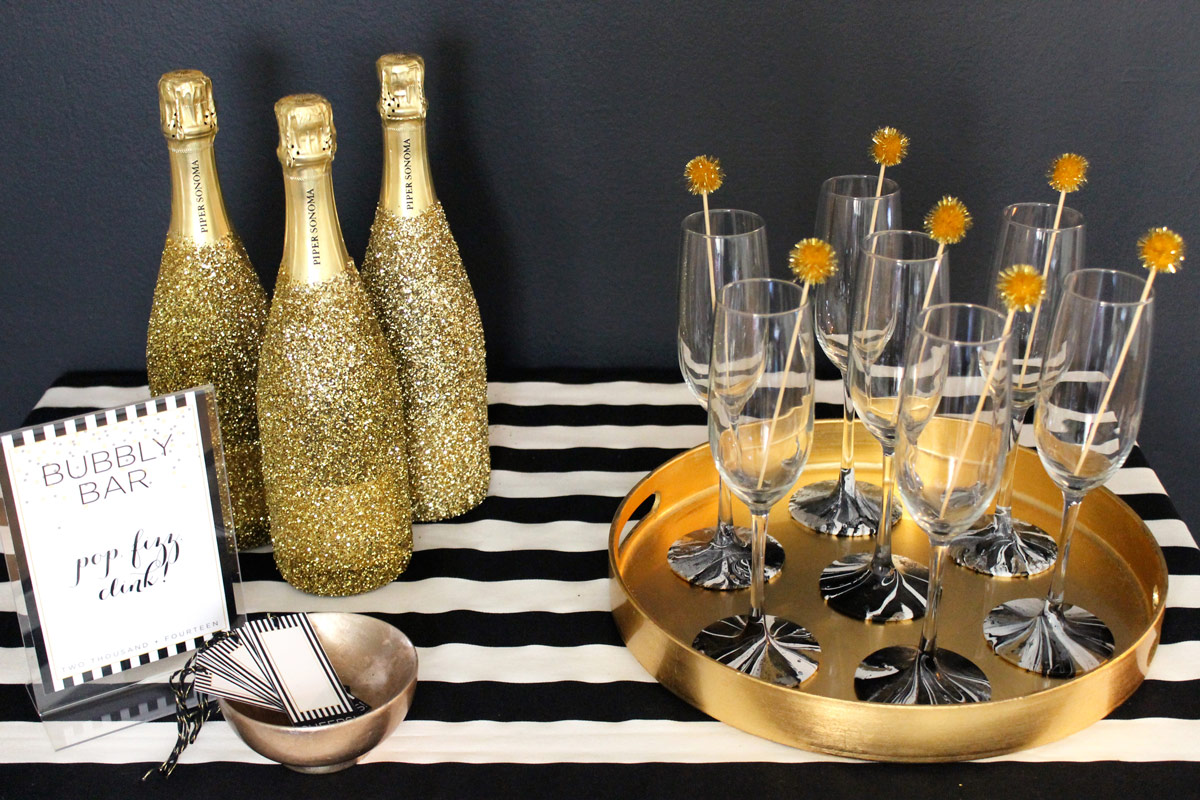 Новогодний декор бутылки шампанского золотыми блестками