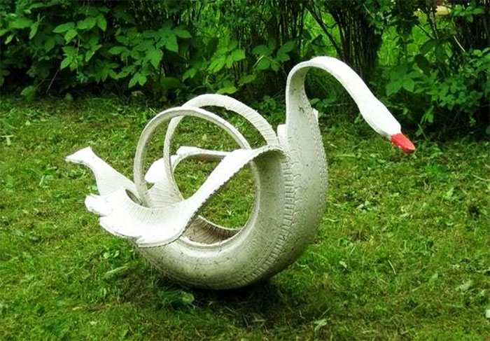 Садовая фигура лебедь из автошины