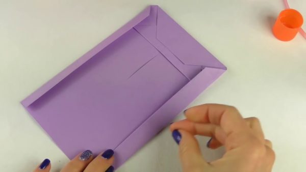 Пакет и фиолетовой бумаги