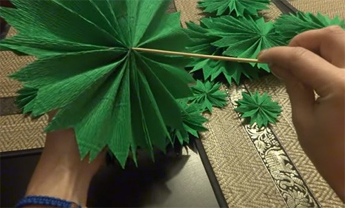  Как украсить дом на Новый год: объёмные ёлки из бумаги и картона помогут создать праздничную атмосферу