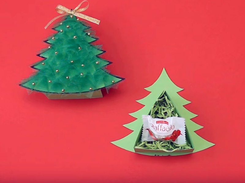 Чтобы поддержать праздничное настроение, можно внутри украшения из картона положить сезаль и новогодний сюрприз