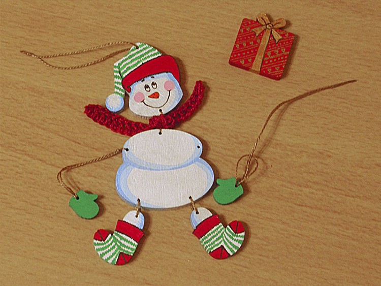 Маленький снежный друг без снега получается из акварельной бумаги: расписываем нарисованного снеговика красками, ждём высыхания, вырезаем и желательно приклеиваем его на картон.