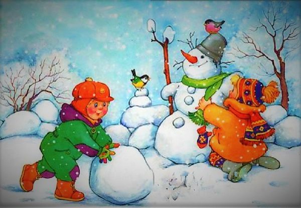 Дети слепили снеговика, мальчик скатал ещё один снежный ком