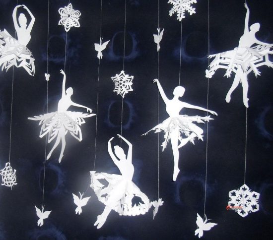 снежинки-балеринки украшение в комнате