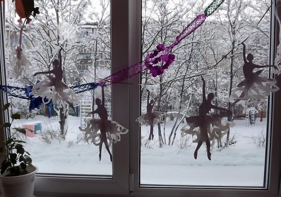снежинки-балеринки украшение в комнате своими руками 2019