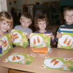 Дети держат аппликацию «Морковка»