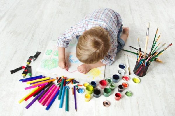 Мальчик рисует домик