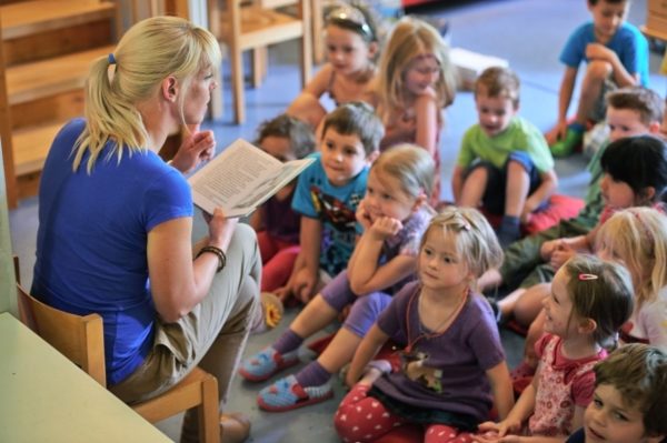 Воспитатель читает детям сказку