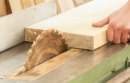 Без специального оборудования нельзя качественно обработать древесину