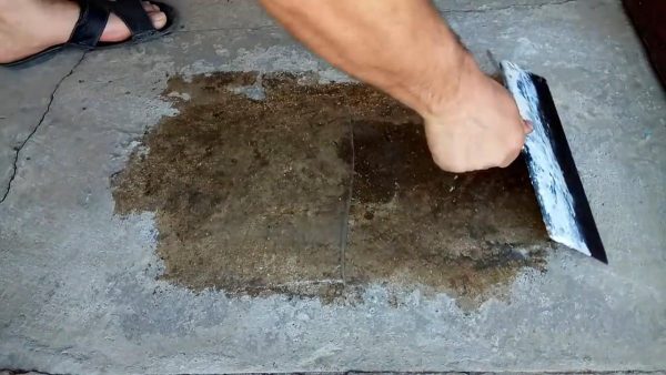 Нанесение самодельного лака на бетонный пол
