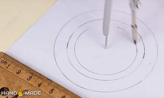 На бумаге рисуются круги разного диаметра