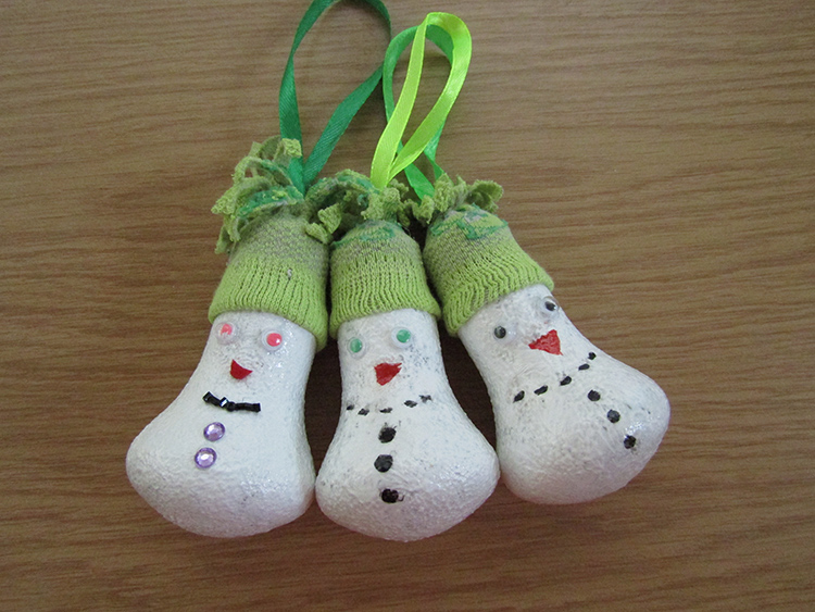 Из бросового материала можно сделать игрушки и на новогоднюю ёлку. К примеру, эти снеговики сделаны из старых лампочекФОТО: passionforum.ru