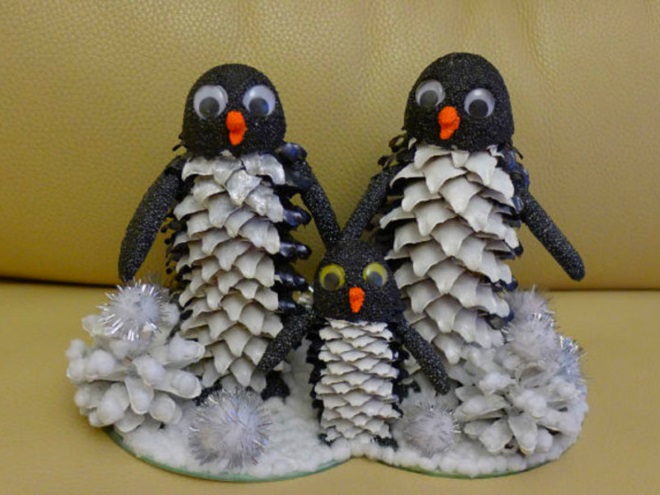 Пингвины из шишек