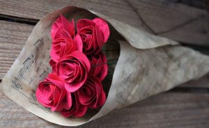 Как сделать розу из обычной и гофрированной бумаги: пошаговые мастер-классы | (110+ Фото & Видео)