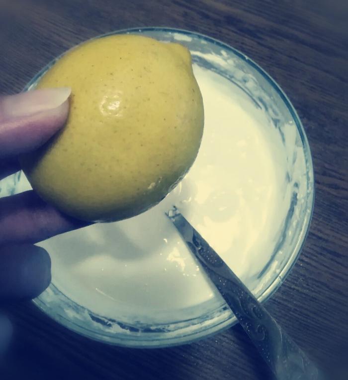 Добавляем в полученную массу 2 ст. ложки сока лимона.