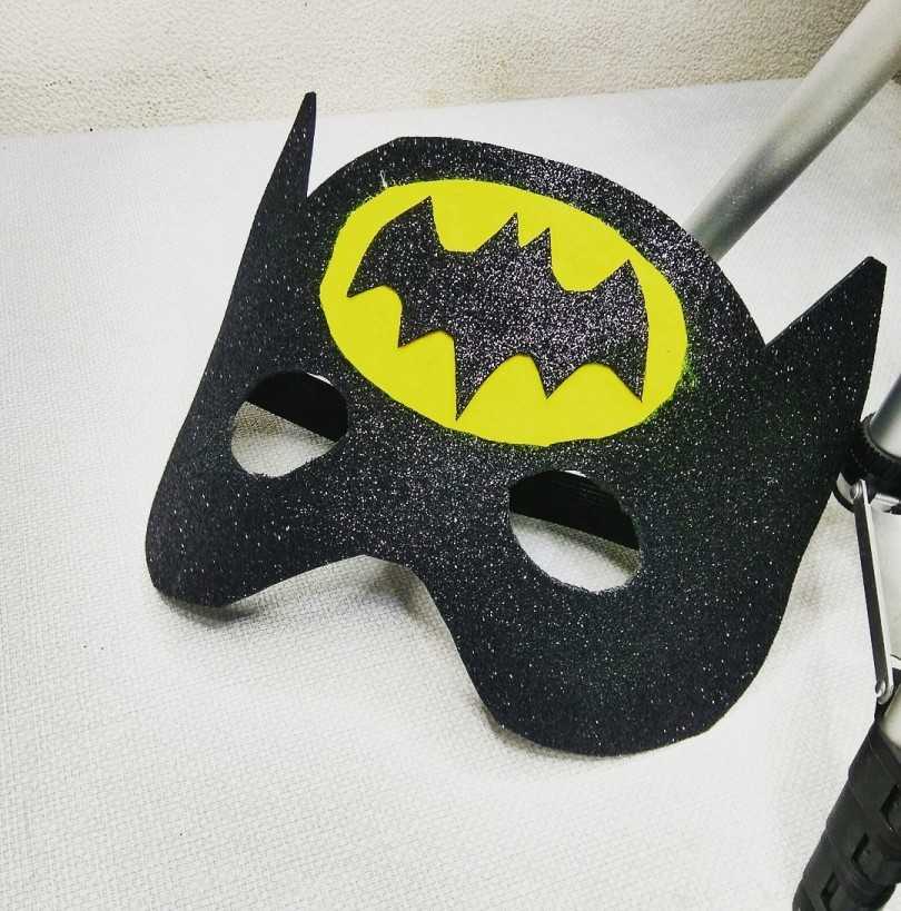Покажи как делать маску. Самодельные маски на Хэллоуин. Маска вороны из картона. Маска вороны своими руками. Маска своими руками для детей.