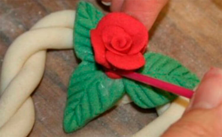 Роза на 8 марта своими руками из различных материалов: мастер классы с фото sdelat rozu svoimi rukami 111