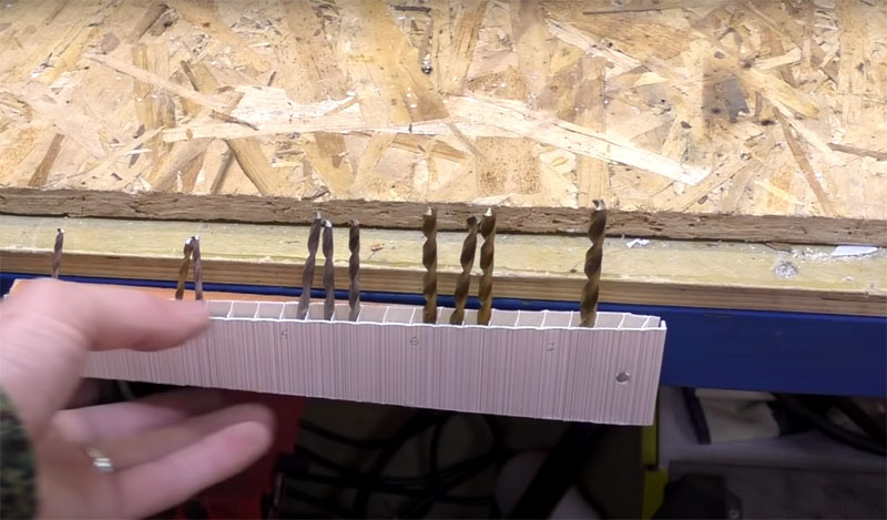 За счёт встроенных магнитов вы сможете легко поместить органайзер на краю металлического корпуса верстака