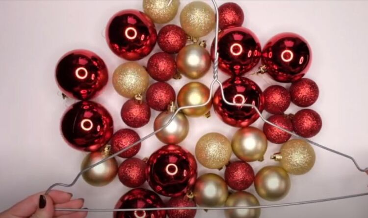 Новогодний венок из шариков в домашних условиях