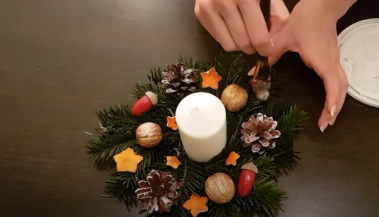 венок на новогодний стол со свечой