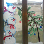 Снеговики на окне