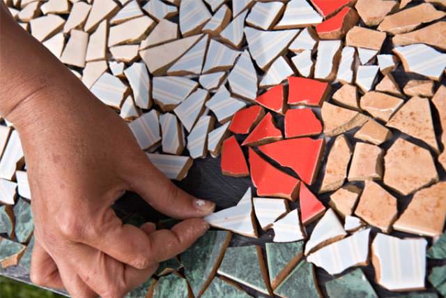 Плитка или мозаика послужит непревзойденной отделкой и небольшого декоративного пруда на даче